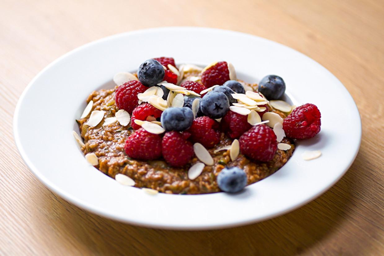 ZUCCHINI-PORRIDGE MIT BEEREN