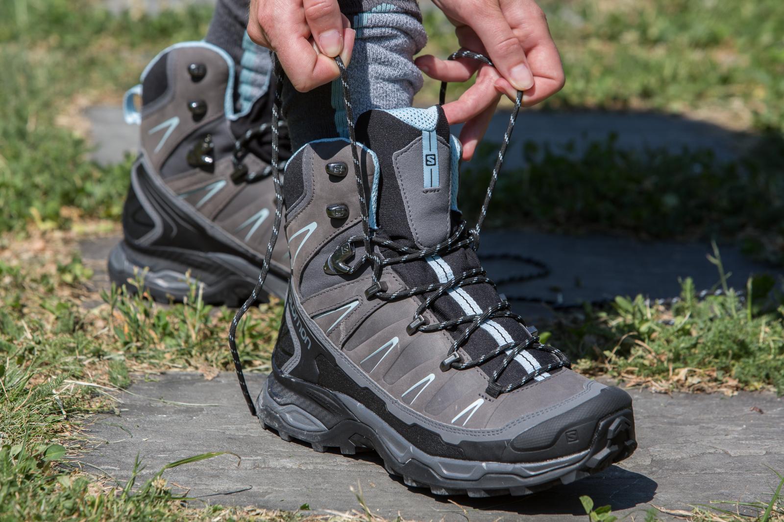 Wanderschuhe schnüren: Flaschenzugtechnik