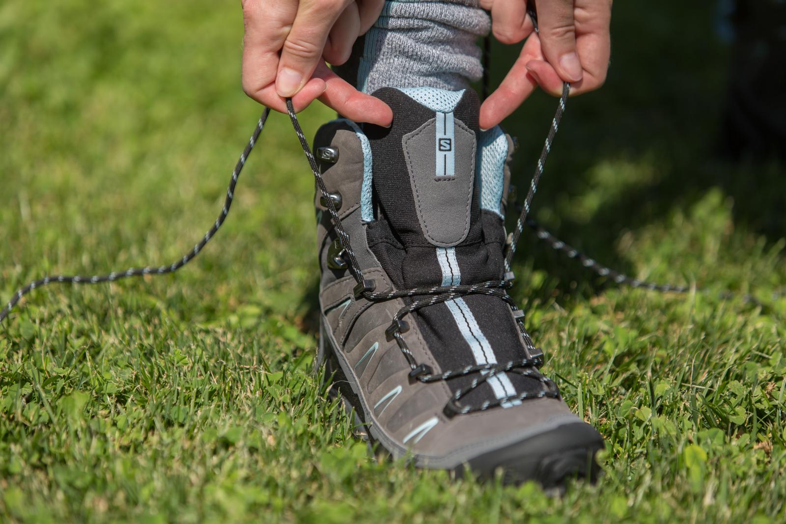 Wanderschuhe schnüren: Kreuzung auslassen