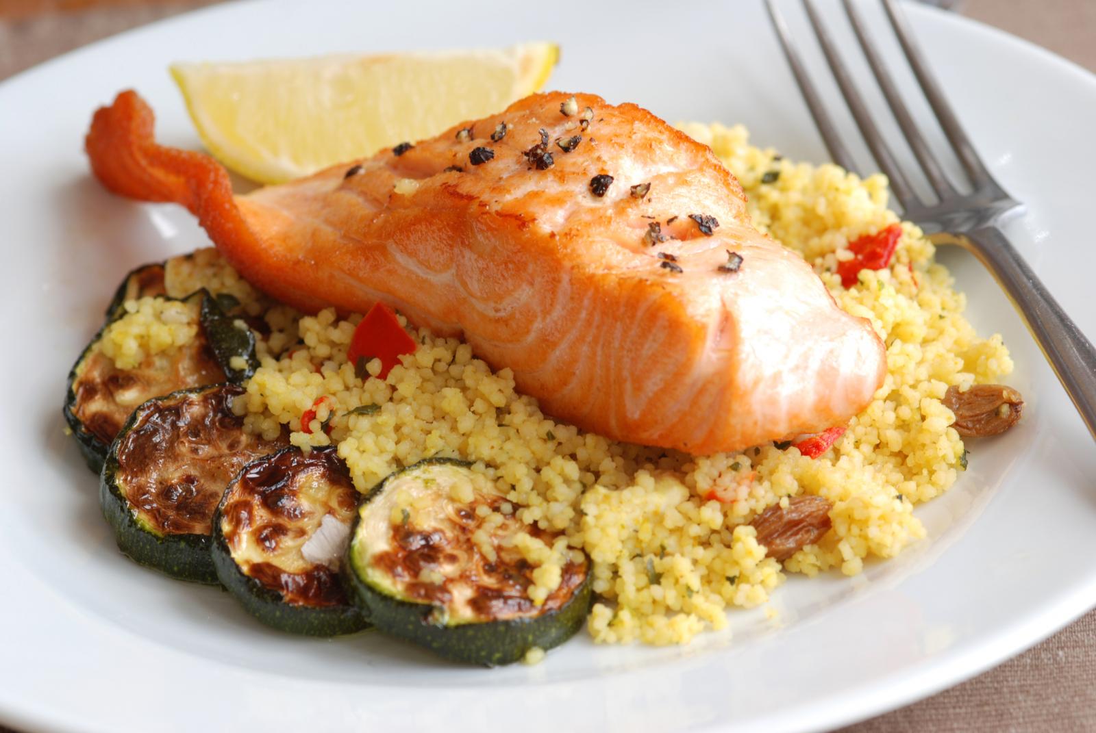 Gesunder Rezepttipp: Zitronen-Pfeffer-Lachs auf Couscous