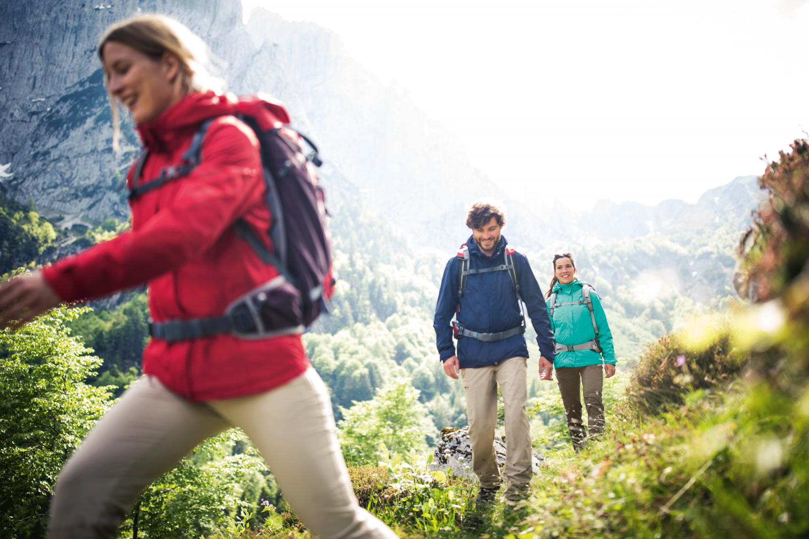 Perfekt zum Wandern und für mehr: die Outdoorhosen Lulaka & Nil von Maier Sports