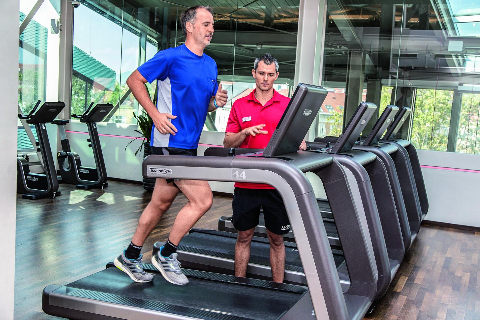SPORTaktiv Redakteur am Laufband im Fitnessstudio