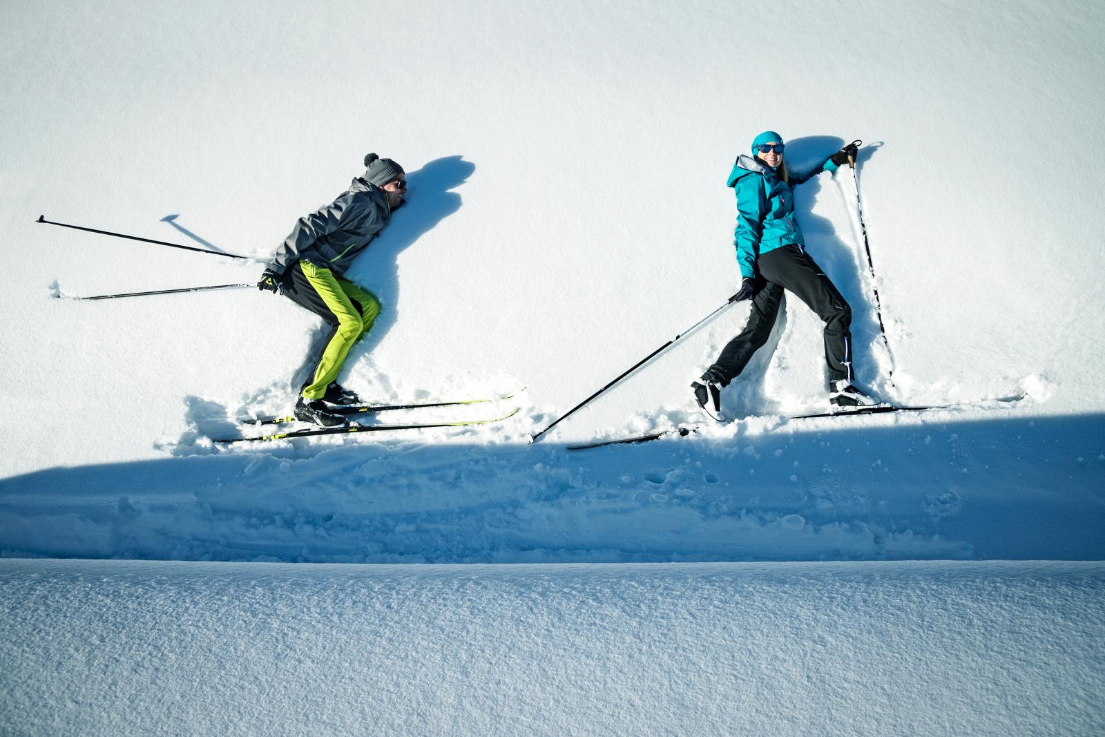 Skiing cross country skis. Беговые лыжи. Спортивные лыжи. Лыжник беговые лыжи. Современные беговые лыжи.