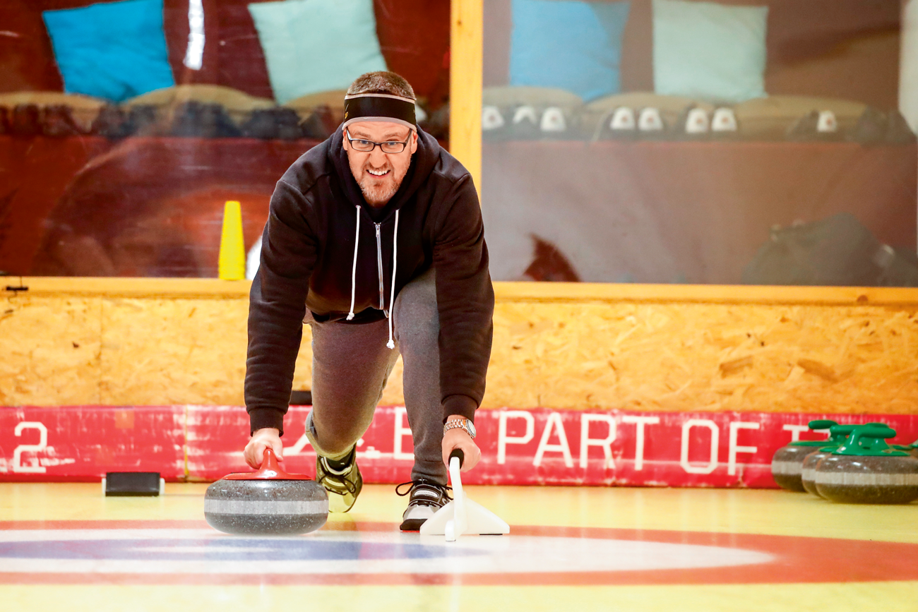 Wir gegen die Stars: SPORTaktiv-Reporter Markus Geisler wagt sich beim Curling aufs Eis