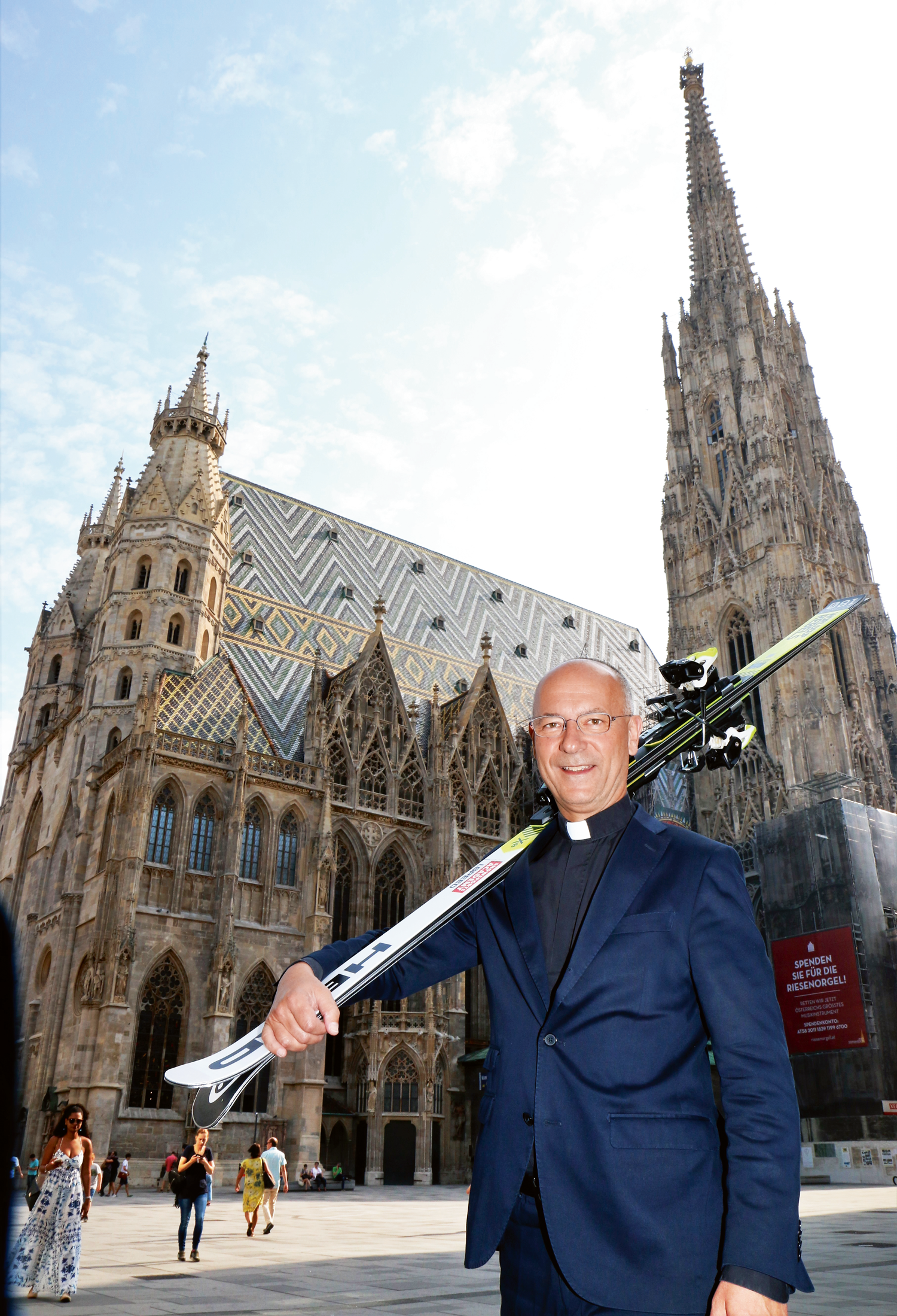 Der Dompfarrer als Skilehrer