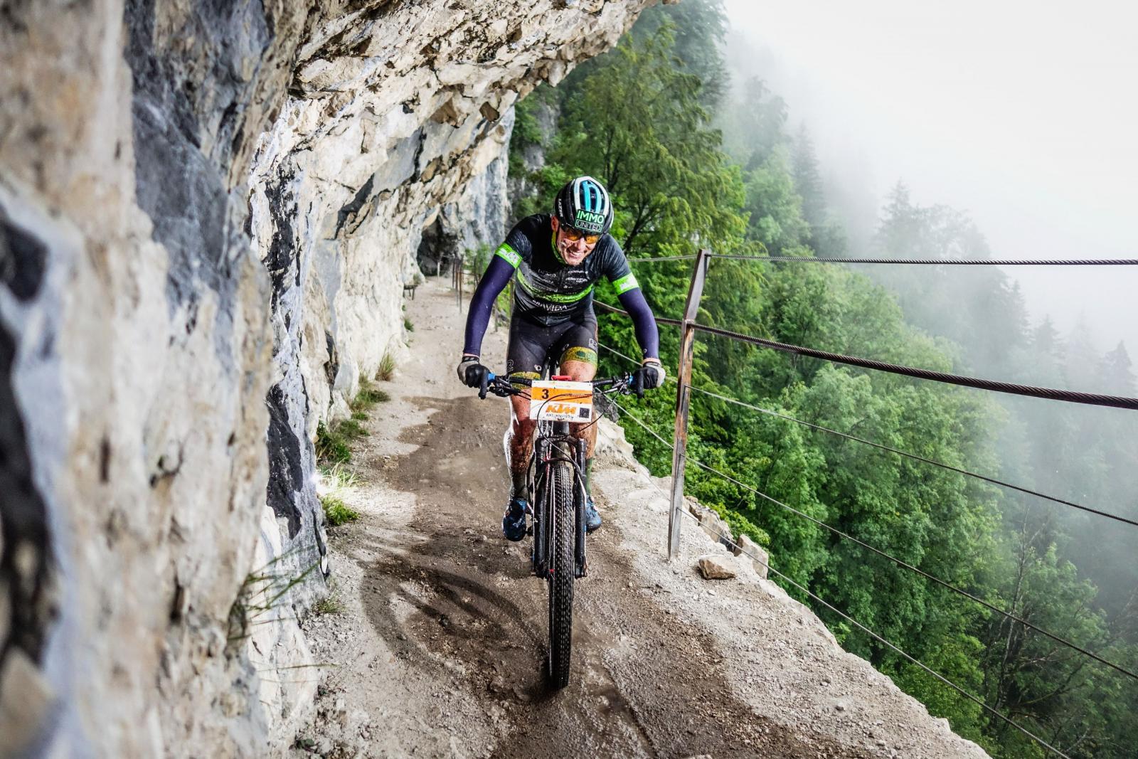 Lukas Kaufmann führt mit seiner Bestzeit am Race-Day auch bei der „Salzkammergut Trophy Individuell“.