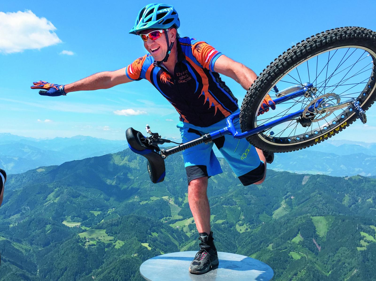 One wheel, one life: Erwin Pieler radelt mit dem Einrad auf den Glockner und über Trails