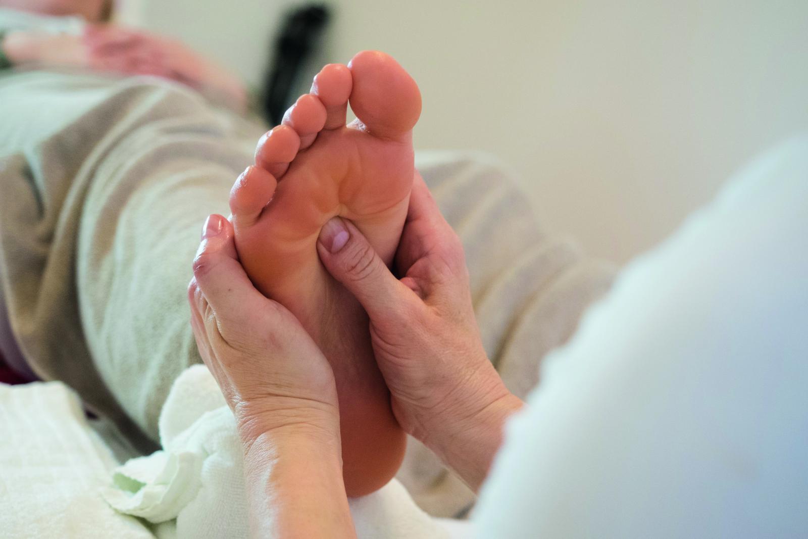 Wellness für die Füße: Humanenergetikerin Brigitte Werren bietet ganzheitliche Fuß-Wellness