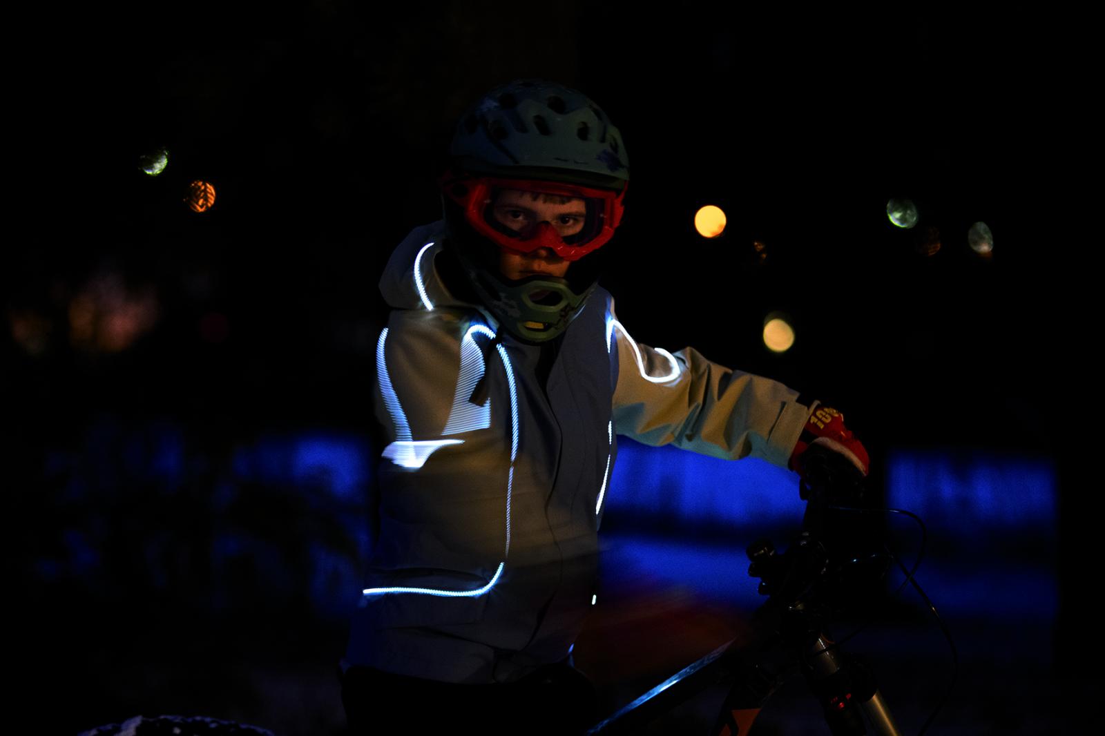 "DRAUSSEN HALO" LED Jacke: Die Innovation für maximale Sichtbarkeit und Sicherheit unserer Kinder im Straßenverkehr