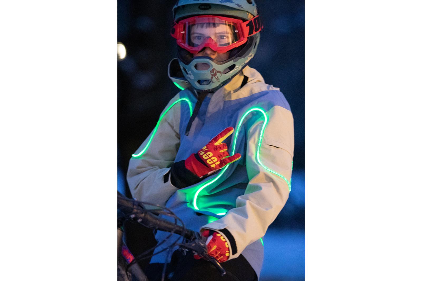 "DRAUSSEN HALO" LED Jacke: Die Innovation für maximale Sichtbarkeit und Sicherheit unserer Kinder im Straßenverkehr