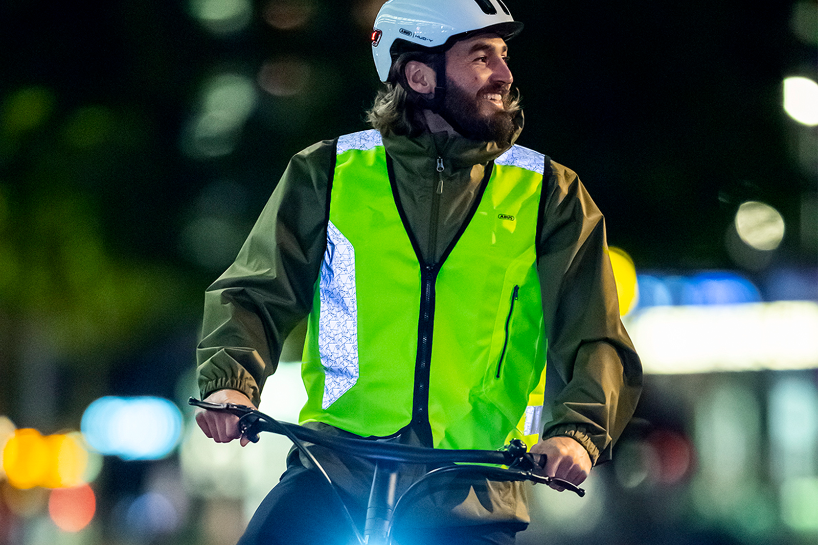 Sehen und gesehen werden: Mit ABUS bist du im Herbst sichtbar im Straßenverkehr unterwegs