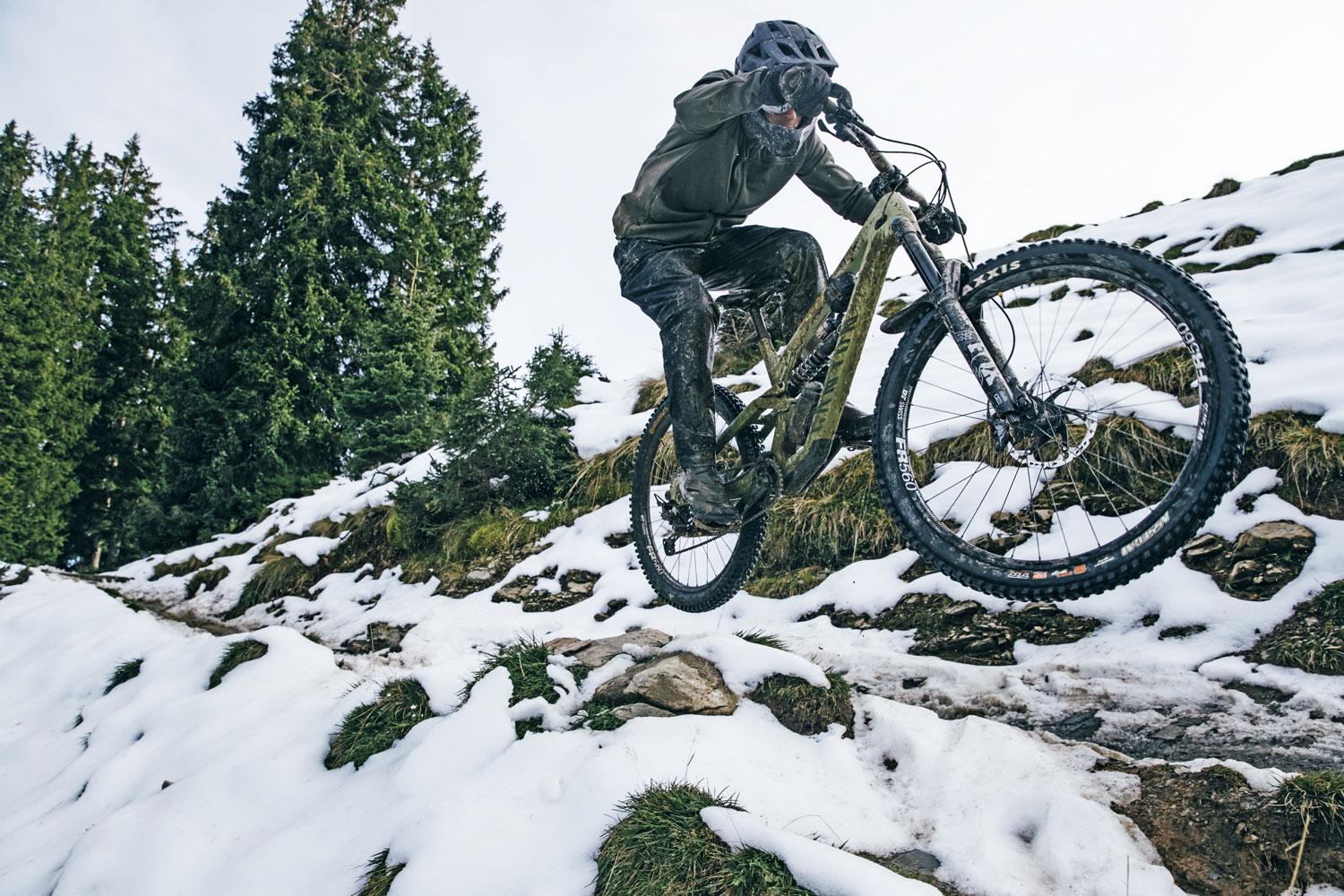 Auf die kalte Tour: die richtige Bekleidung fürs Radfahren im Winter