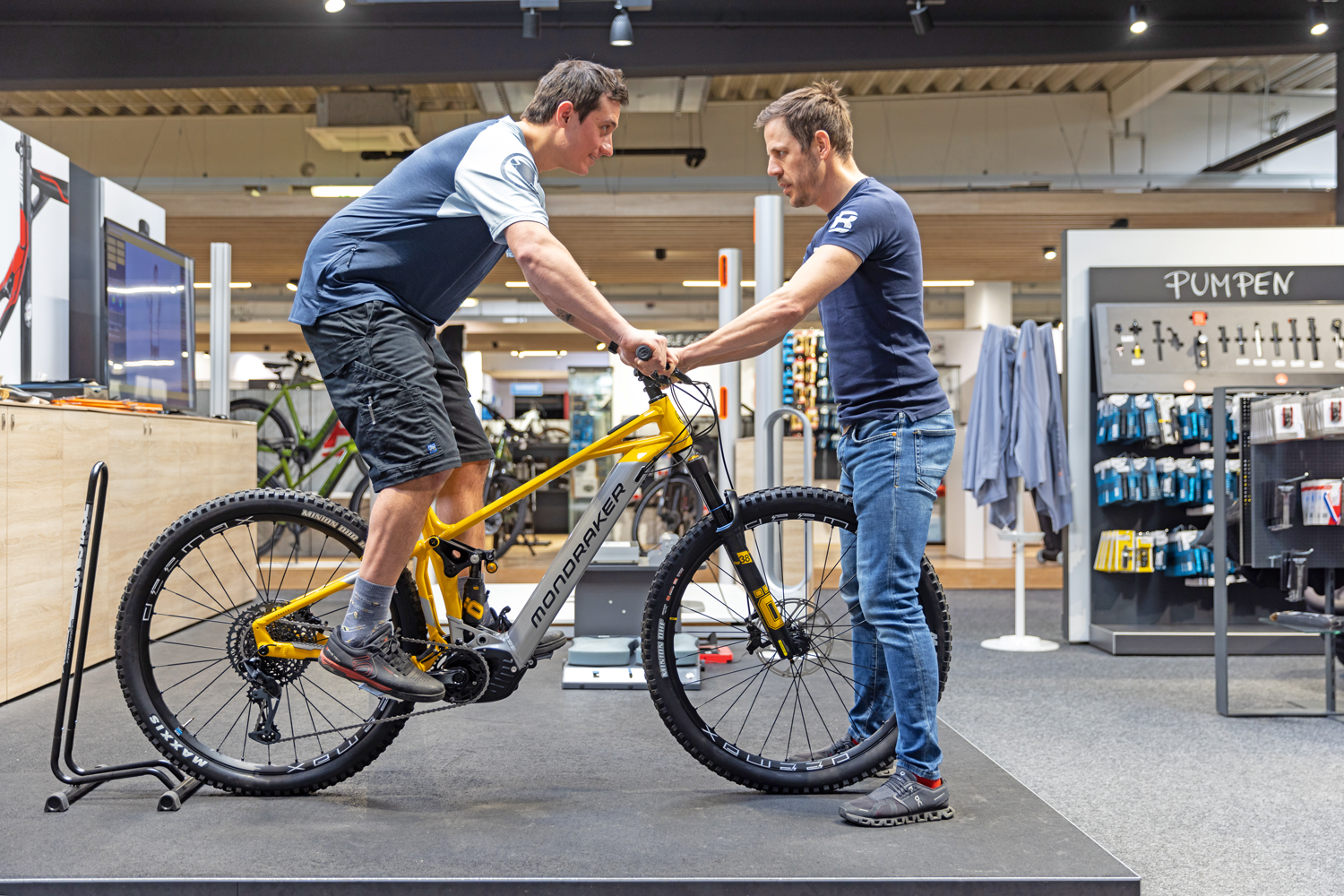 Besuch beim Bikefitter: Radhändler Bernhard Kohl erklärt, wie es sich "richtig" am Bike sitzt