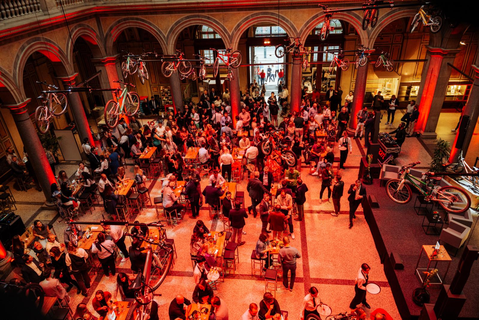 10-jähriges Firmenjubiläum: woom feierte großes Geburtstagsfest im MAK