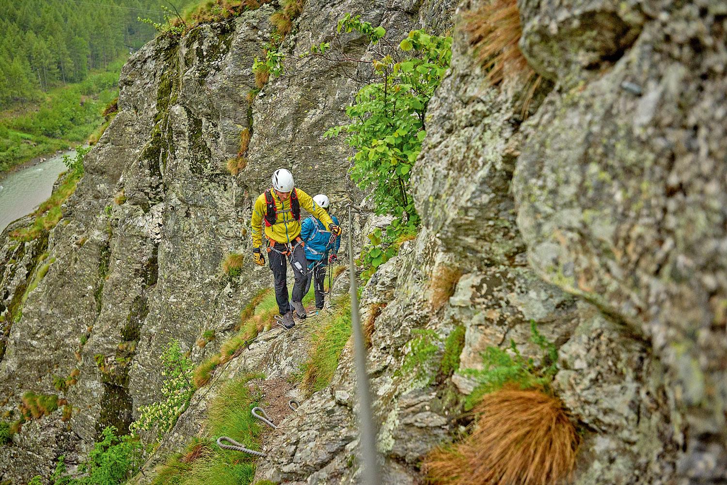Kletterkünstler: Darauf musst du beim Kauf von Klettersteigschuhen achten