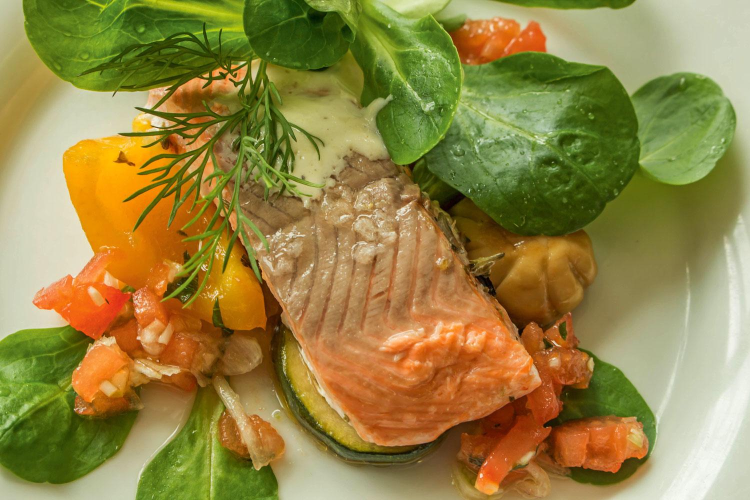 Gesunder Rezepttipp: Ofenlachsforelle mit mariniertem Antipasti-­Gemüse und Tomatensalsa
