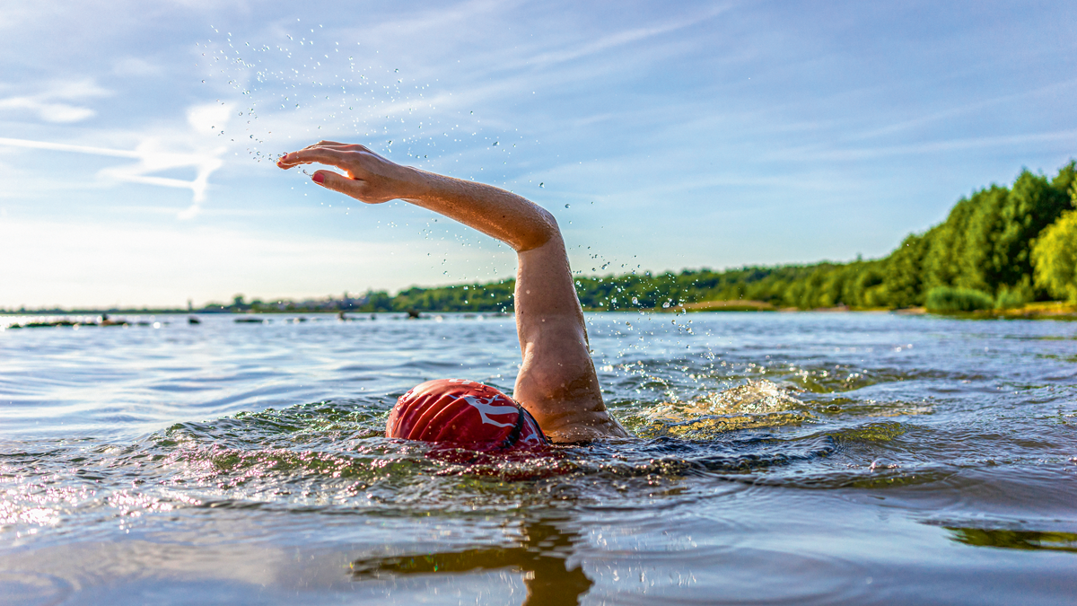 Womit man sich im Sommer am und im Wasser fit halten kann