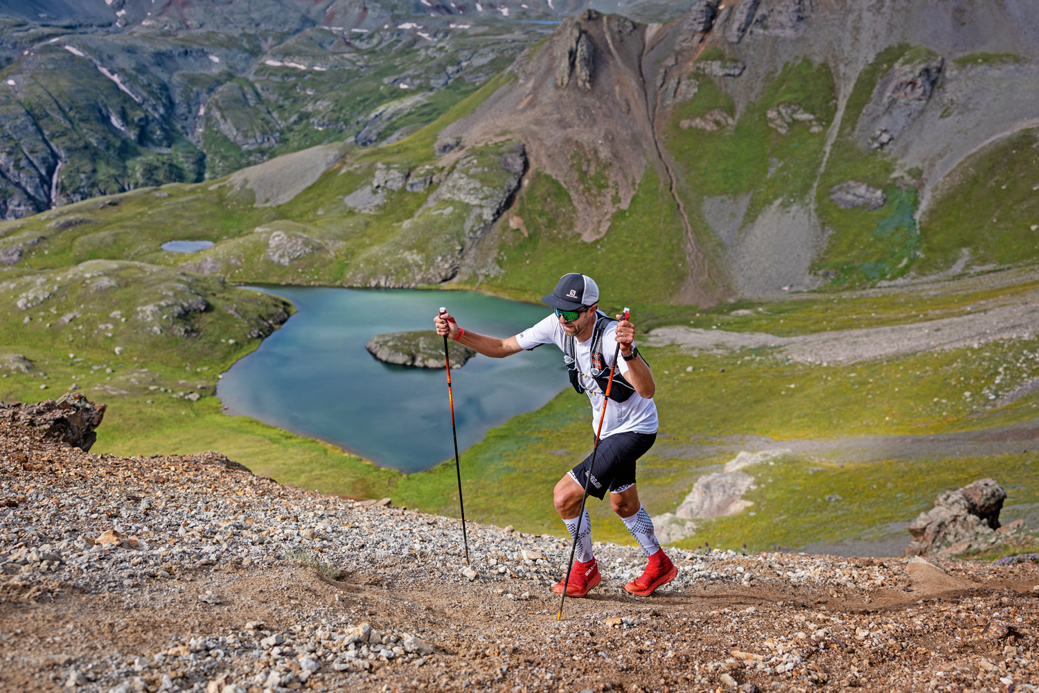 Für Weiterläufer: Je länger die Trails, desto wichtiger werden Jacken, Stöcke und Stirnlampen