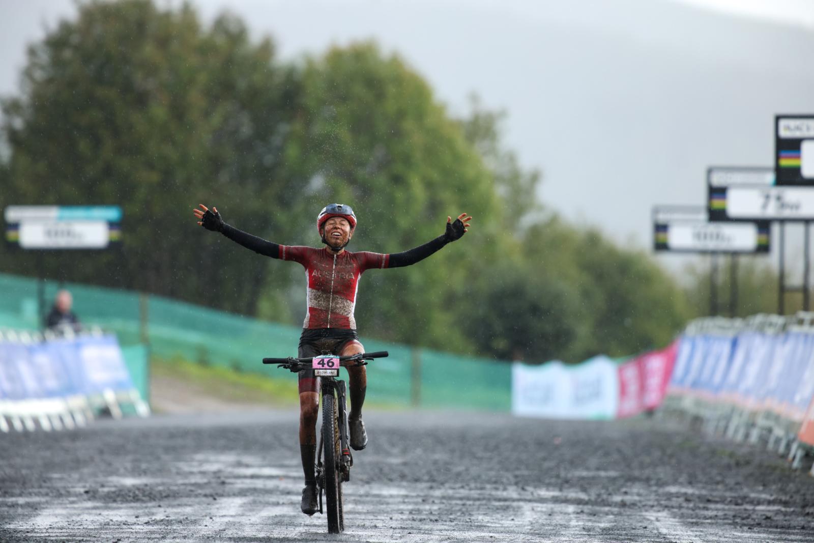Mona Mitterwallner holt sich ihren 2. WM-Titel im MTB-Marathon!