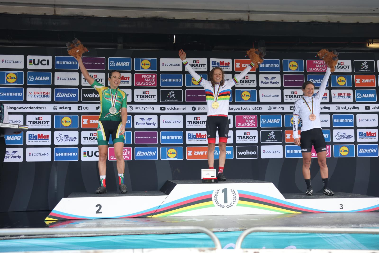 Mona Mitterwallner holt sich ihren 2. WM-Titel im MTB-Marathon!