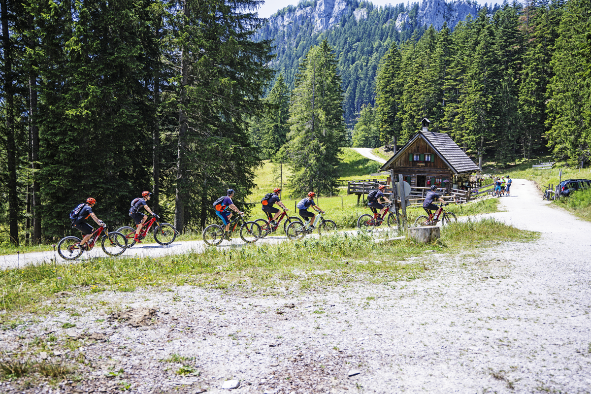 KTM meets Schnitzel: KTM Fahrrad-Team folgte dem Aufruf zur Bosch (e)MTB-Schnitzeljagd!
