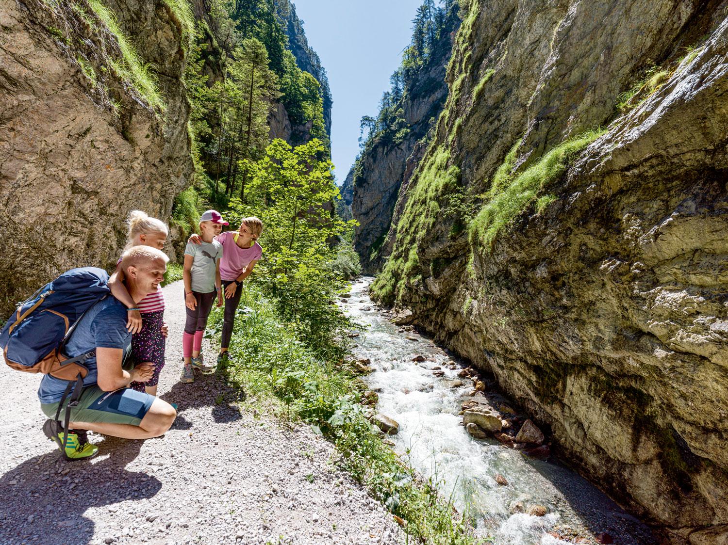 Mit kleinen Schritten: Wie man samt Nachwuchs erfolgreich durch den Herbst wandert