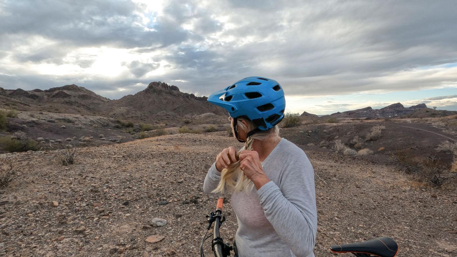 Helmfrisur: 5 Hairstyles fürs Klettern, Ski- und Radfahren