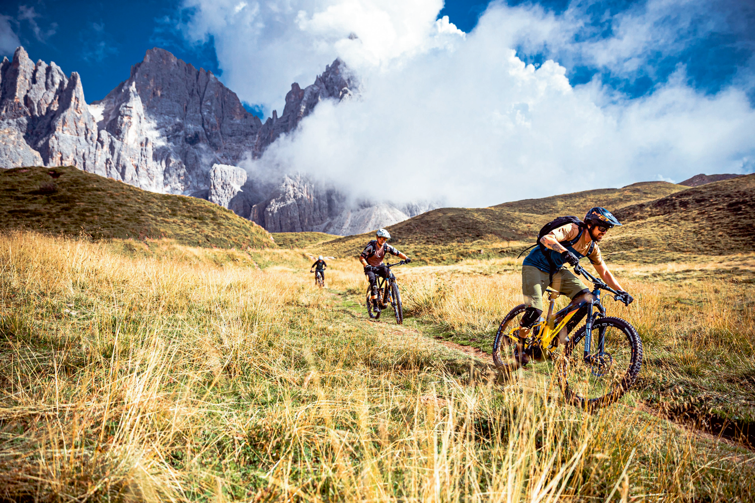 Hardtail bis Fully: So findest du das perfekte E-Mountainbike