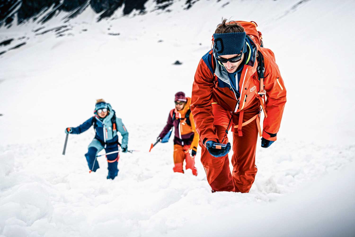 Vorausdenker gesucht: Tipps für mehr Sicherheit bei Aufstieg und Abfahrt im freien Skiraum