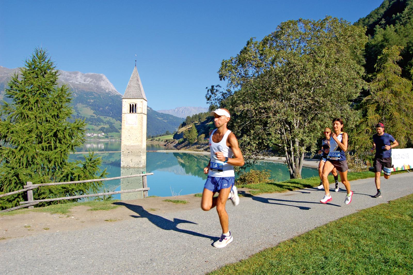 Feines Läufer-Triple: Reschenseelauf, Terra Raetica Trails & Resia Rosolina Relay am Reschensee