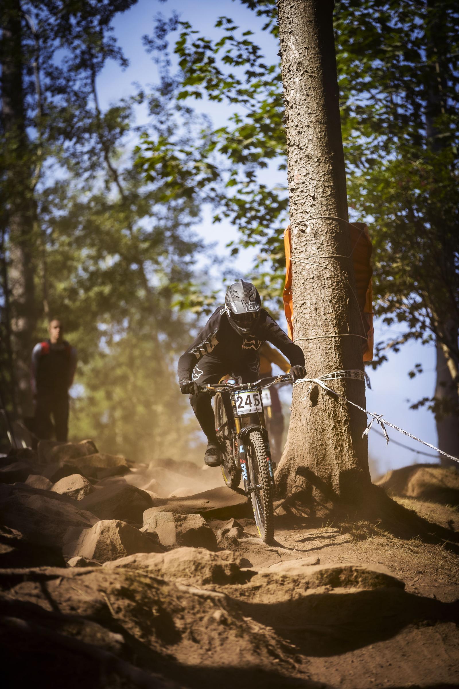 Feuer und Regenbogen: Intersport Austria-Geschäftsführer Thorsten Schmitz im Downhillfieber