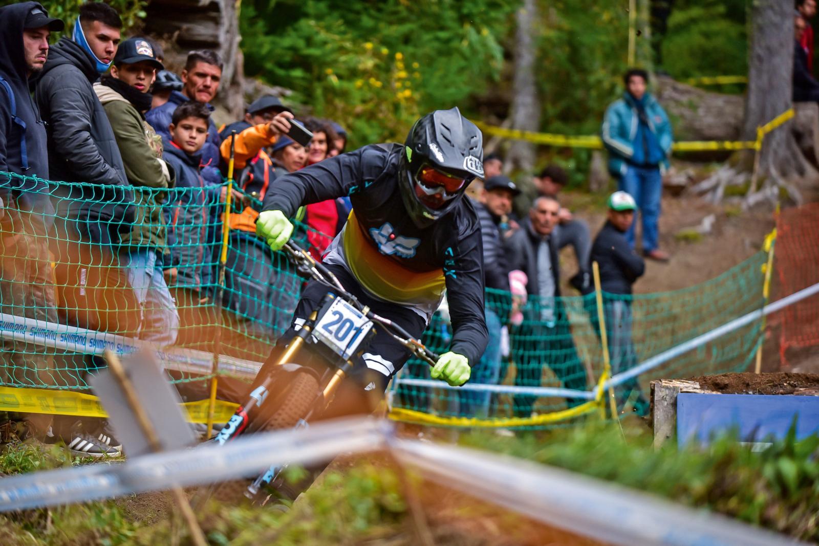 Feuer und Regenbogen: Intersport Austria-Geschäftsführer Thorsten Schmitz im Downhillfieber