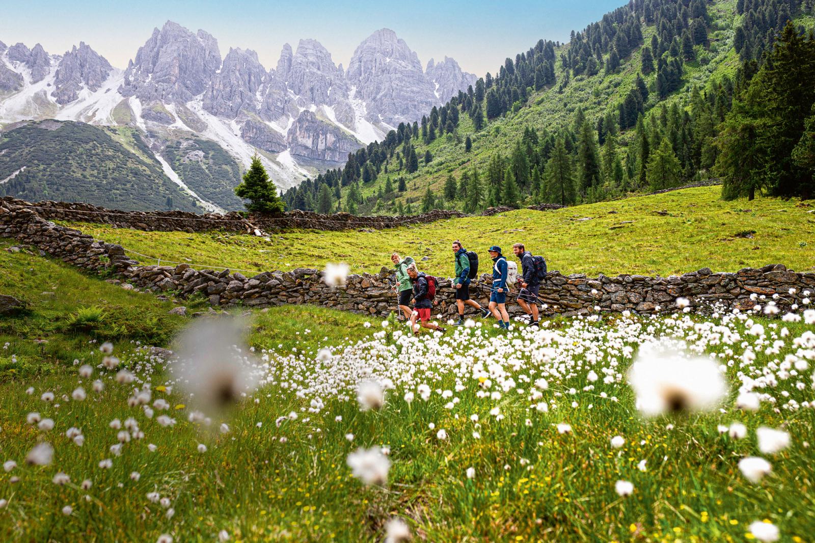 Aufbruch in die Wandersaison: Worauf es beim Materialcheck vor der ersten Tour zu achten gilt