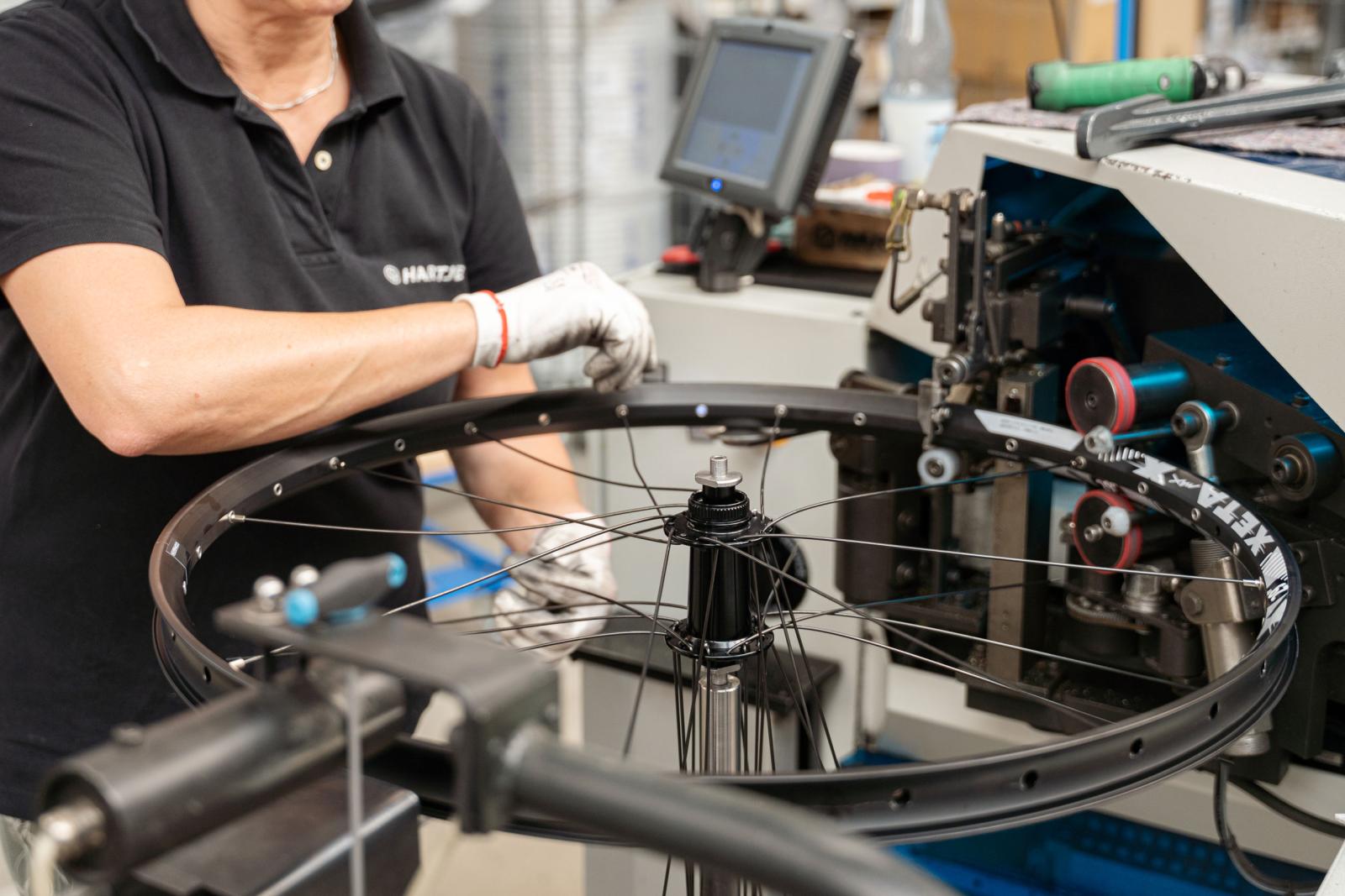 Perfektes Zusammenspiel: Das leisten die M.Core Naben, Xeta Felgen und Tubeless Ventile von CONTEC