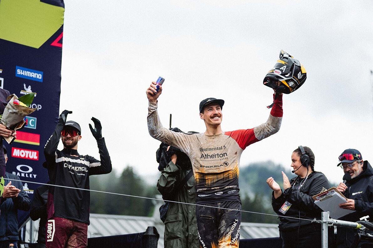 Downhill-Ass Kolb erkämpft sich 2. Platz im Unwetter von Haute-Savoie
