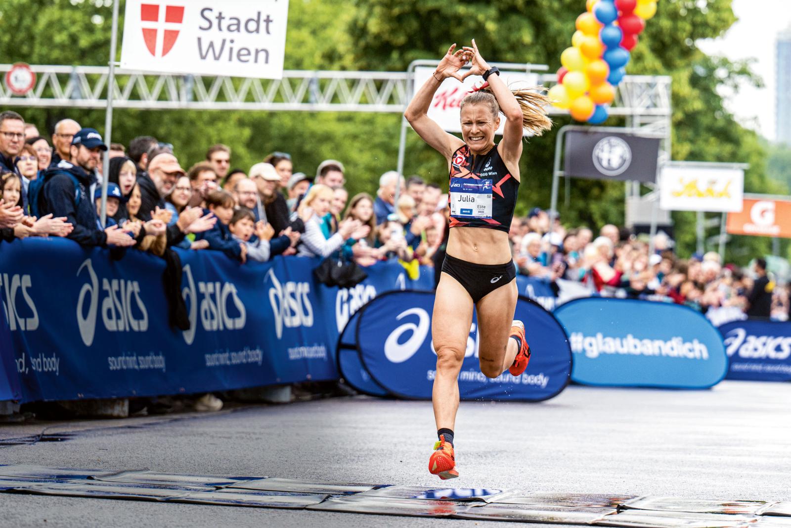 Beim Marathon der Olympischen Spiele in Paris 2024 vertritt Julia Mayer Österreichs Farben. Was sie antreibt, warum ihr Daten im Training wichtig sind und warum die beste Laufleistung aller Zeiten von einer Frau stammt –  das und mehr verriet sie uns im Vorfeld.