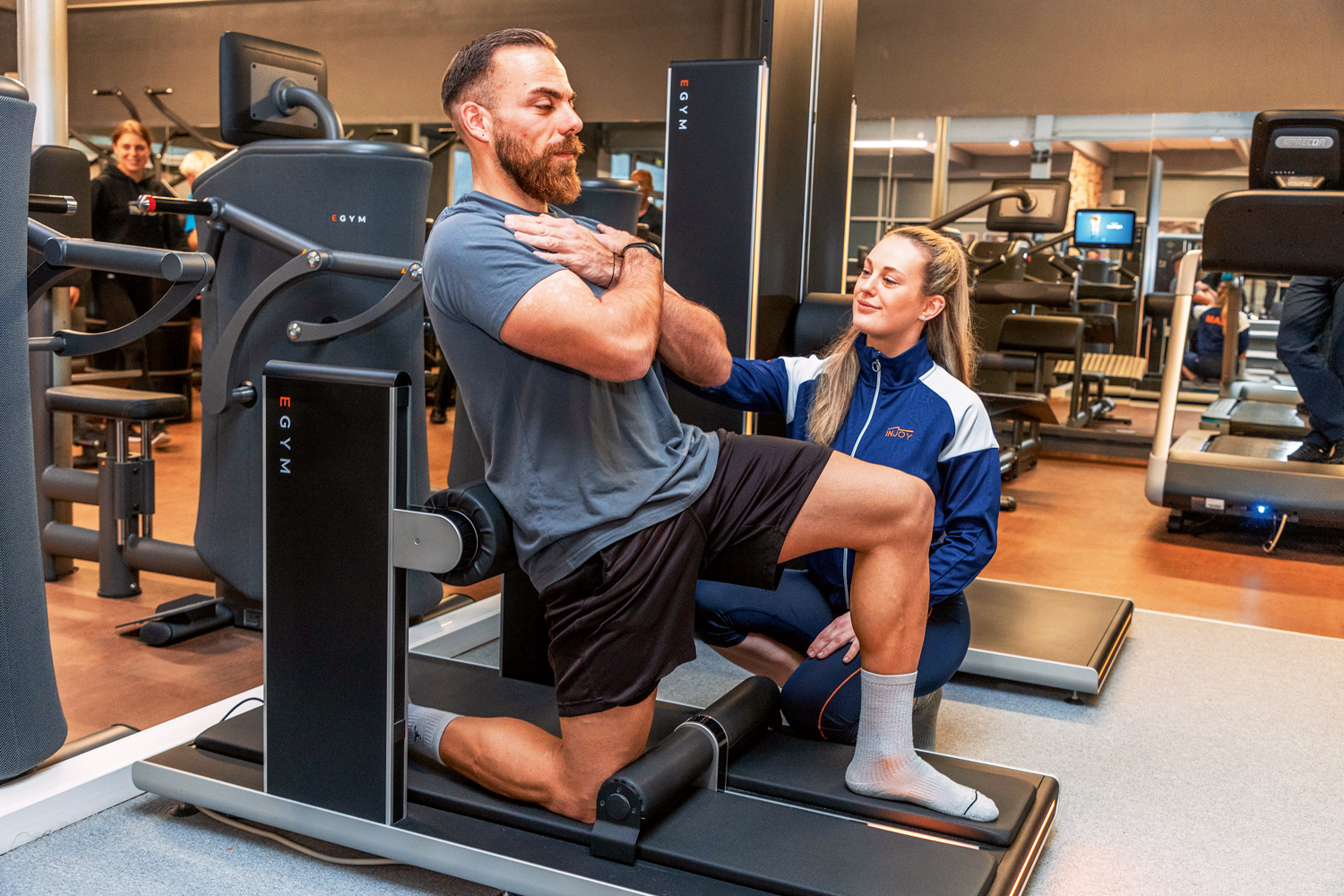 Fit mit Injoy: Mit diesen 6 Übungen bleiben die Knie für Sport und Alltag gesund