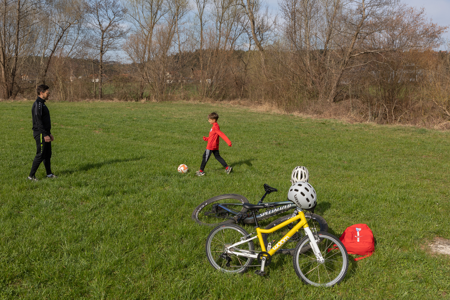 Here we GO! Das woom GO 4-Kinderrad und der woom READY-Kinderhelm im SPORTaktiv-Test