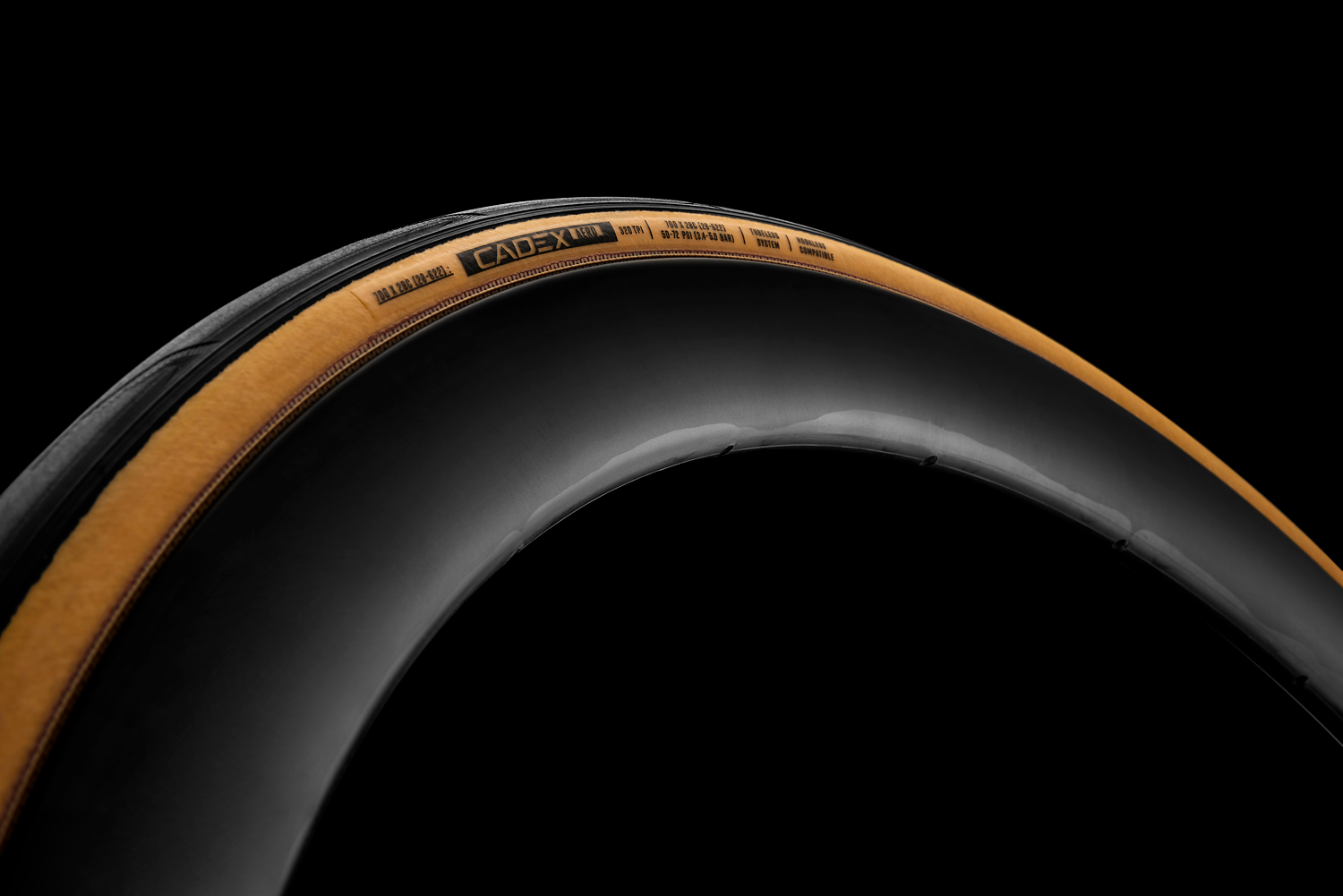Der neue CADEX Aero-Baumwollreifen verbindet aerodynamische Integration, geringen Rollwiderstand und außergewöhnliches Fahrgefühl