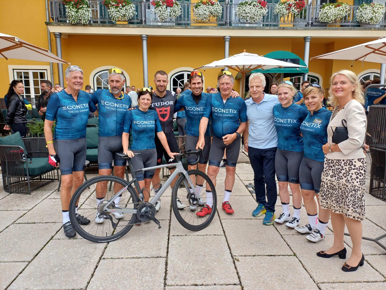 Skikaiser Franz Klammer und sein prominentes Gefolge erradelten 50.000 Euro für den guten Zweck