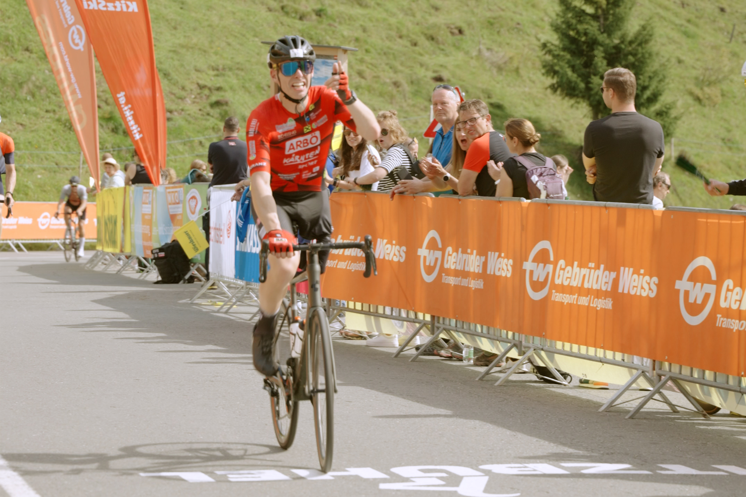 4.600 Höhenmeter, ein Bein, pure Inspiration: Einbeiniger Athlet sorgt beim Kitzbüheler Radmarathon für Gänsehautmoment