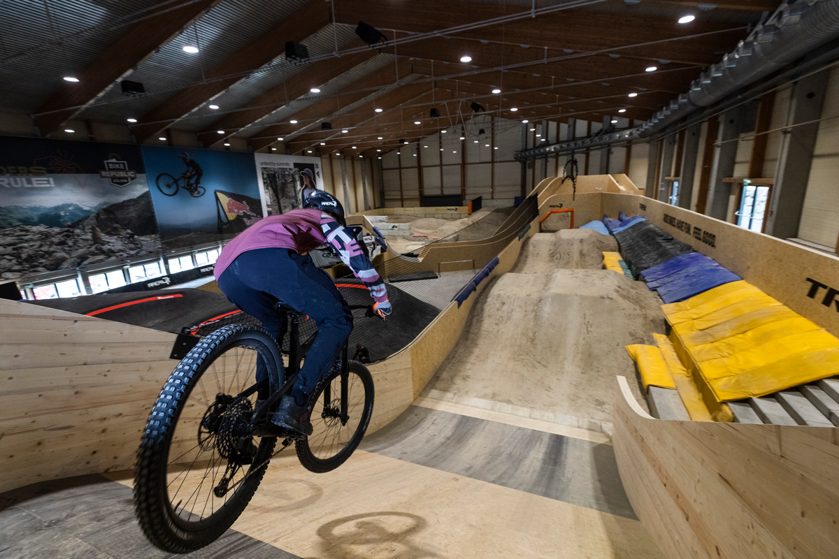 Indoor-Bikepark in der AREA 47 – deine ultimative Winter-Location für Training, Action und entspannte Nächte