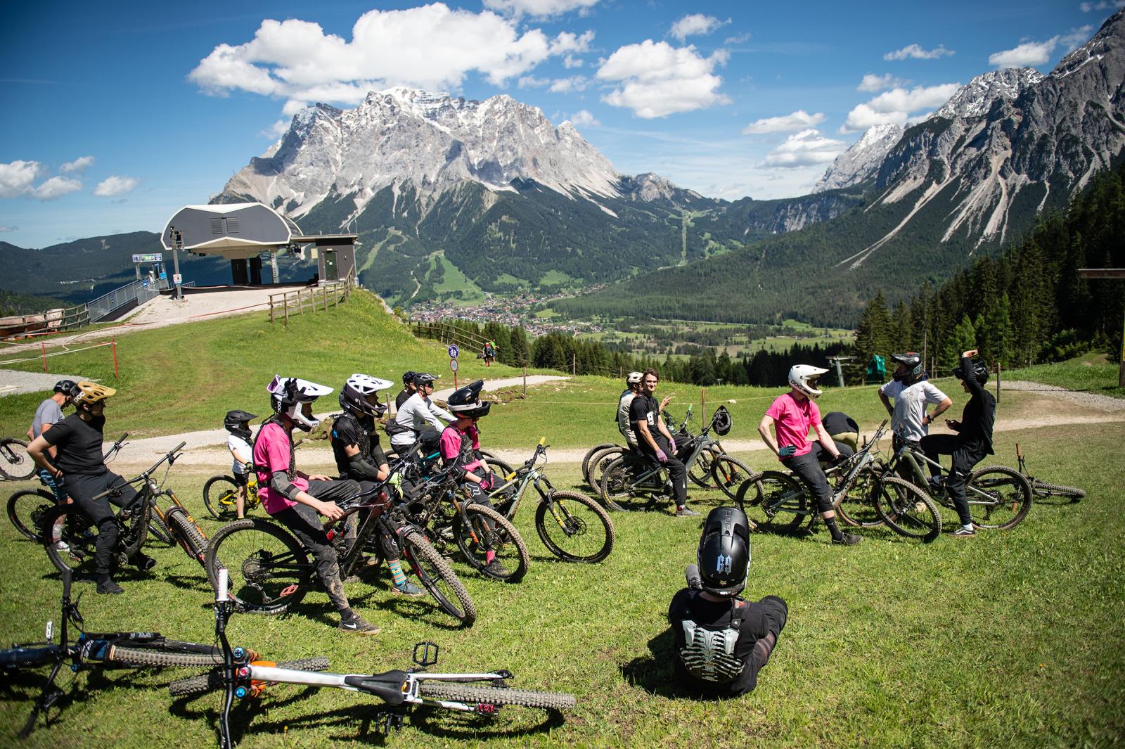 Von der Piste auf den Trail: Tiroler Zugspitz Arena startet vom Winterfinale in den Frühling