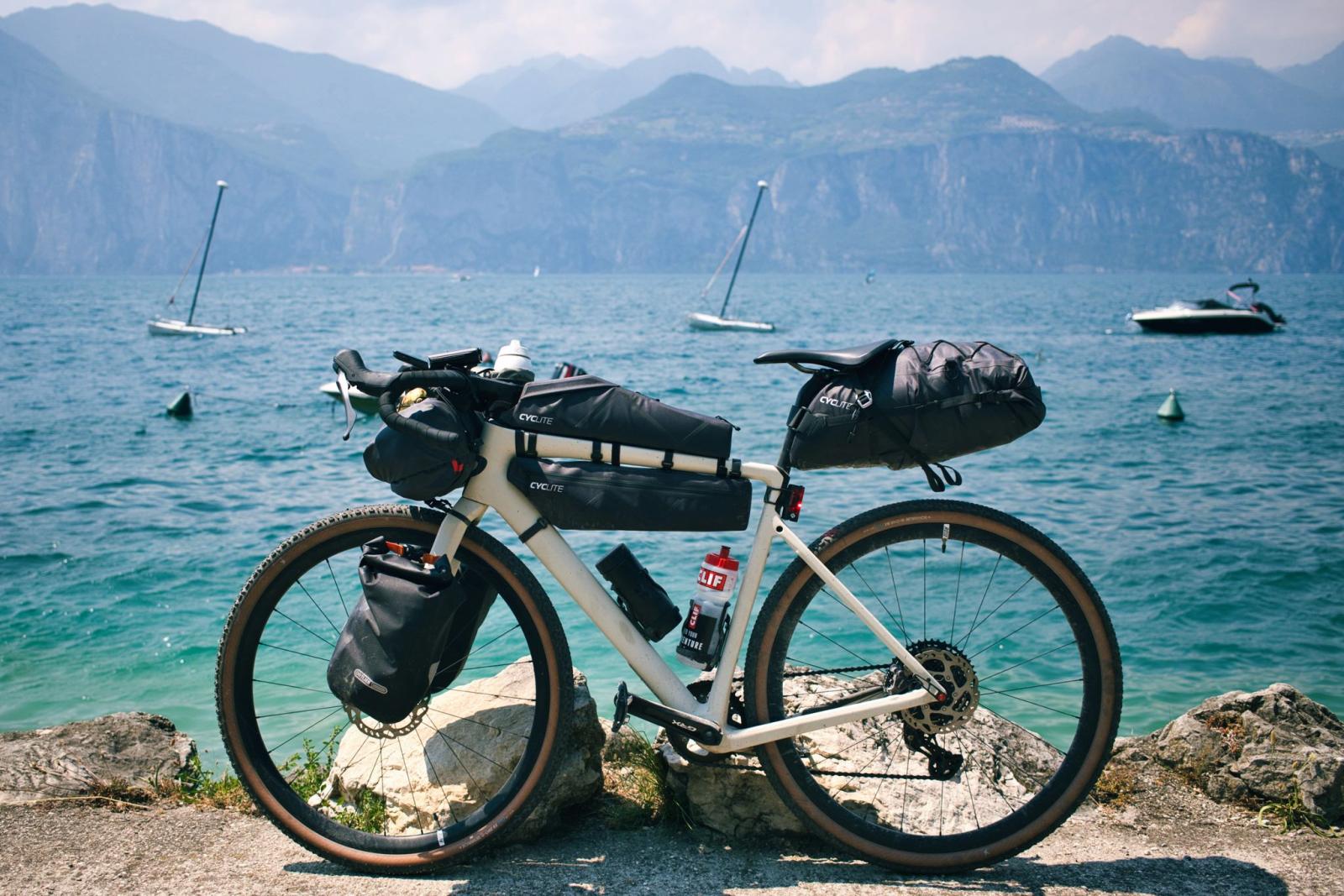 Zwischen Salz, Seen und Schotterstraßen: Warum der SALT & LAKE Trail mehr als nur ein Bikepacking-Event ist