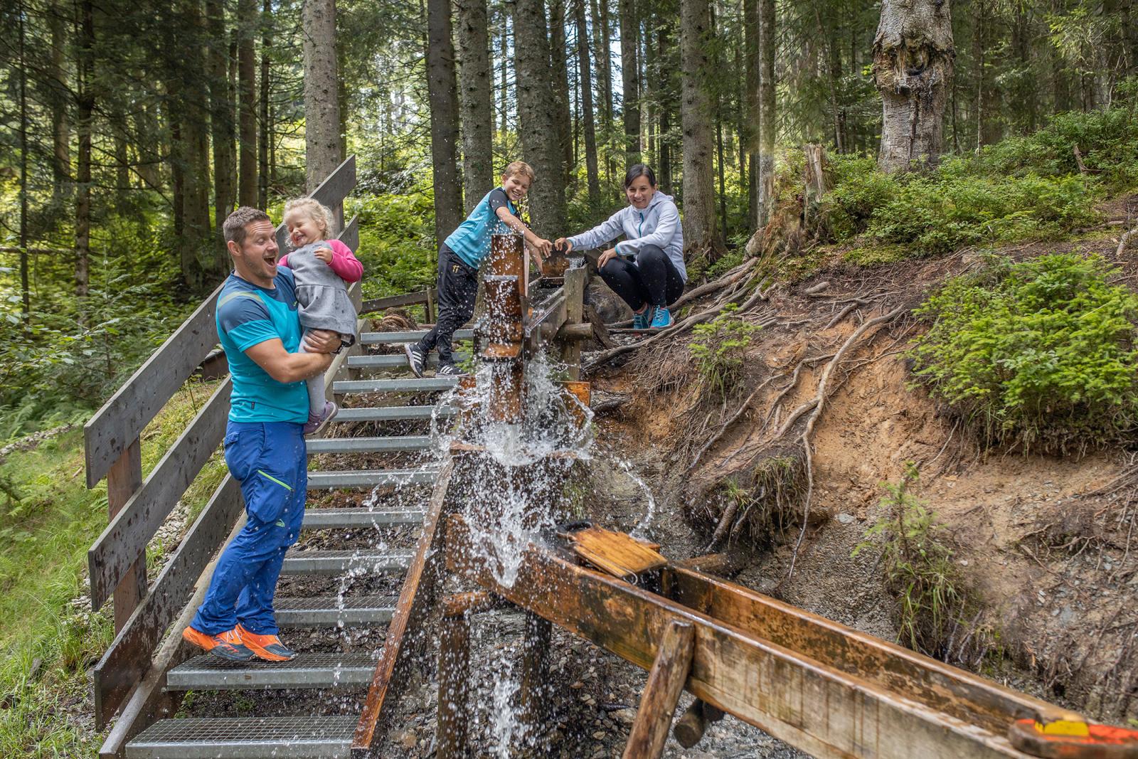 Familienmomente zwischen Gipfeln, Waldabenteuern und Wasserwelten