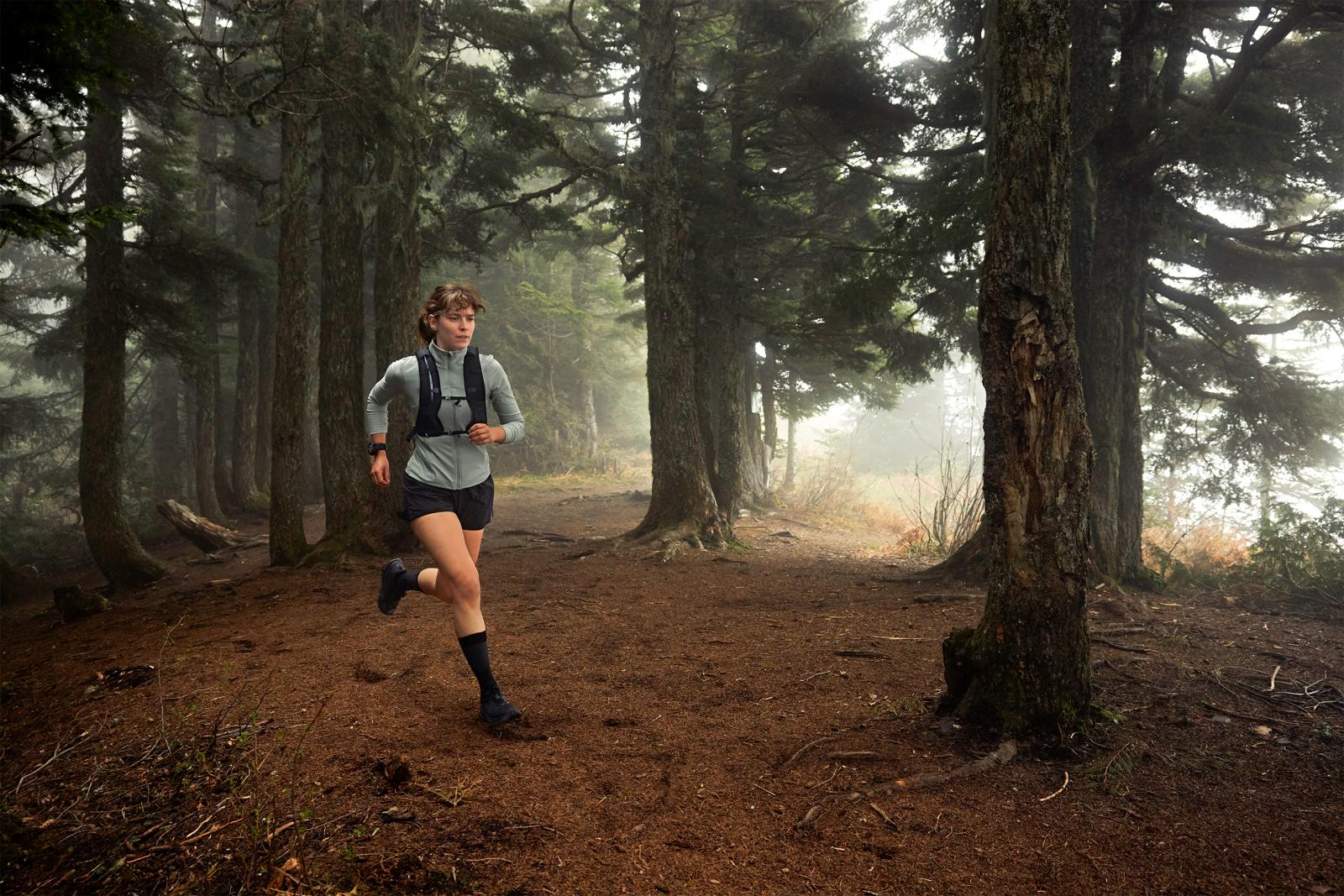 Zwei Laufwelten: GPS-Sportuhren zwischen Straßenlaufen und Trailrunning-Einsatz