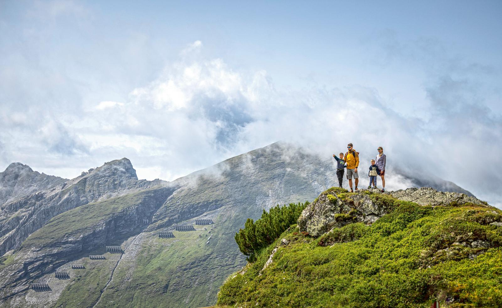 Gemeinsame Zeit, die uns Berge gibt: So abwechslungsreich könnte ein Familien-Wanderurlaub ablaufen