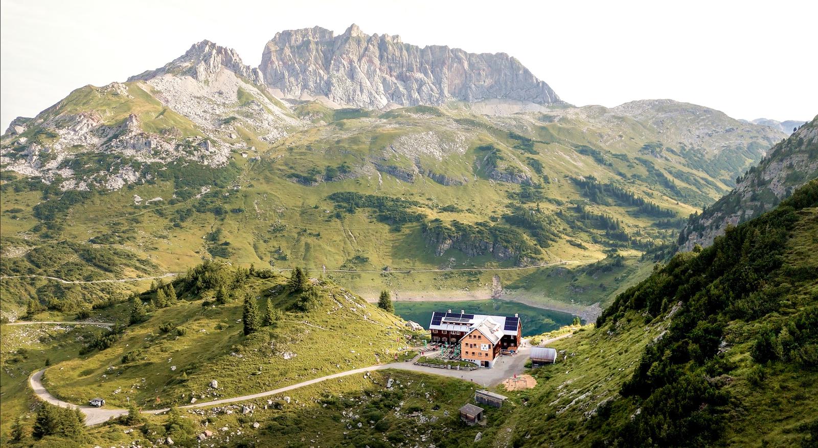 HIER OBEN. Wo Weite, Ruhe und alpine Höhenlagen aufeinandertreffen, wird der Blick auf die Region frei
