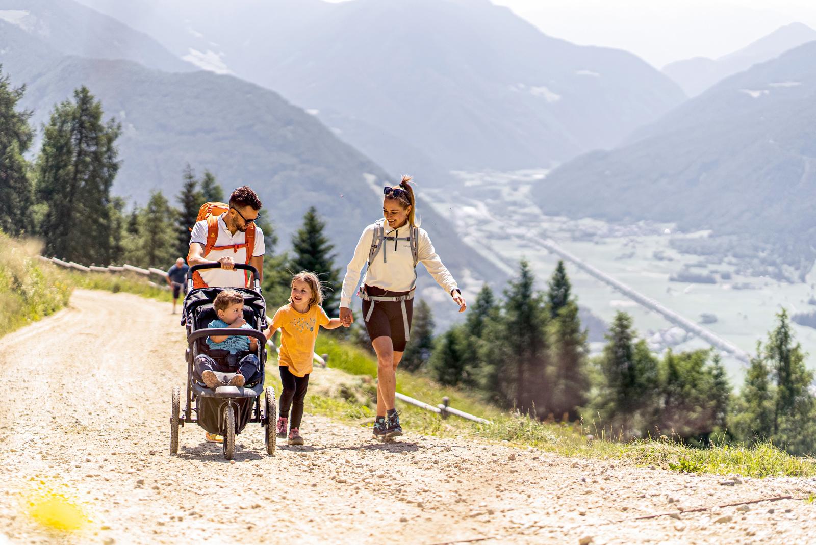 Gemeinsame Zeit, die uns Berge gibt: So abwechslungsreich könnte ein Familien-Wanderurlaub ablaufen