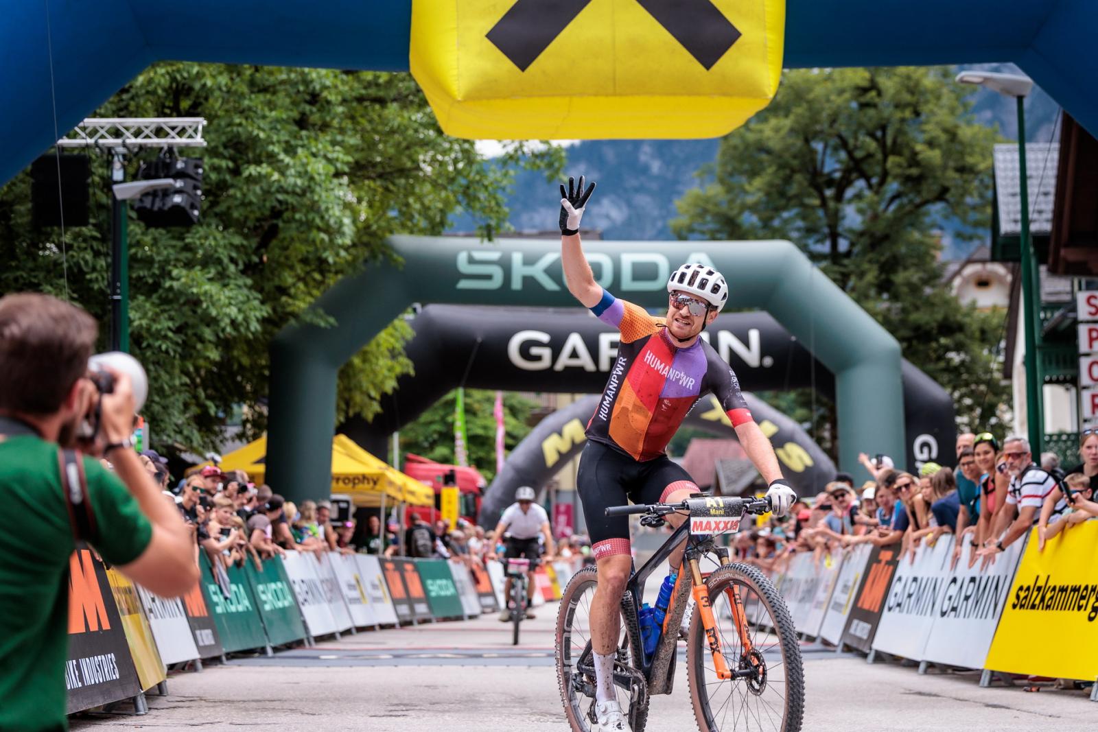 4.200 Biker aus 42 Nationen: Somavilla und Pliem triumphieren bei der Salzkammergut Mountainbike Trophy